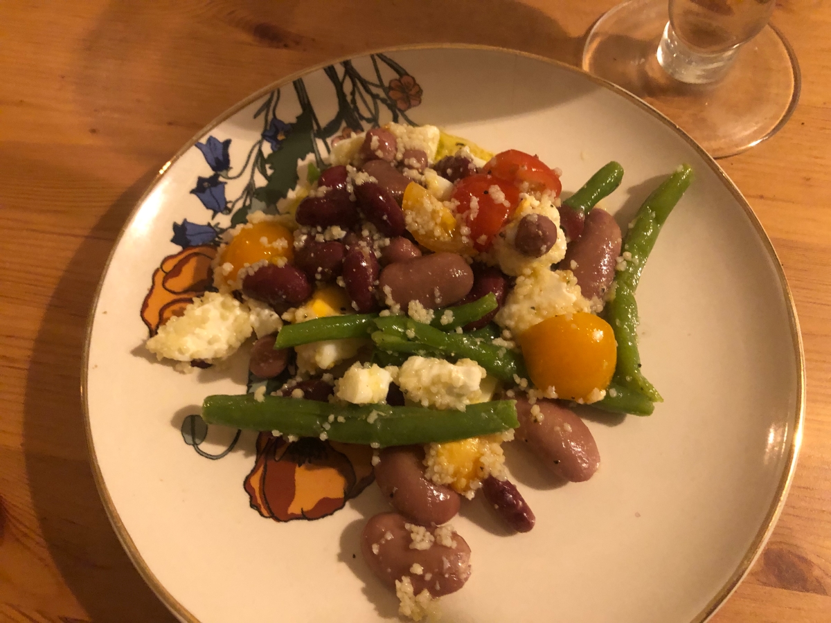 Sallad på bönor, fetaost och couscous